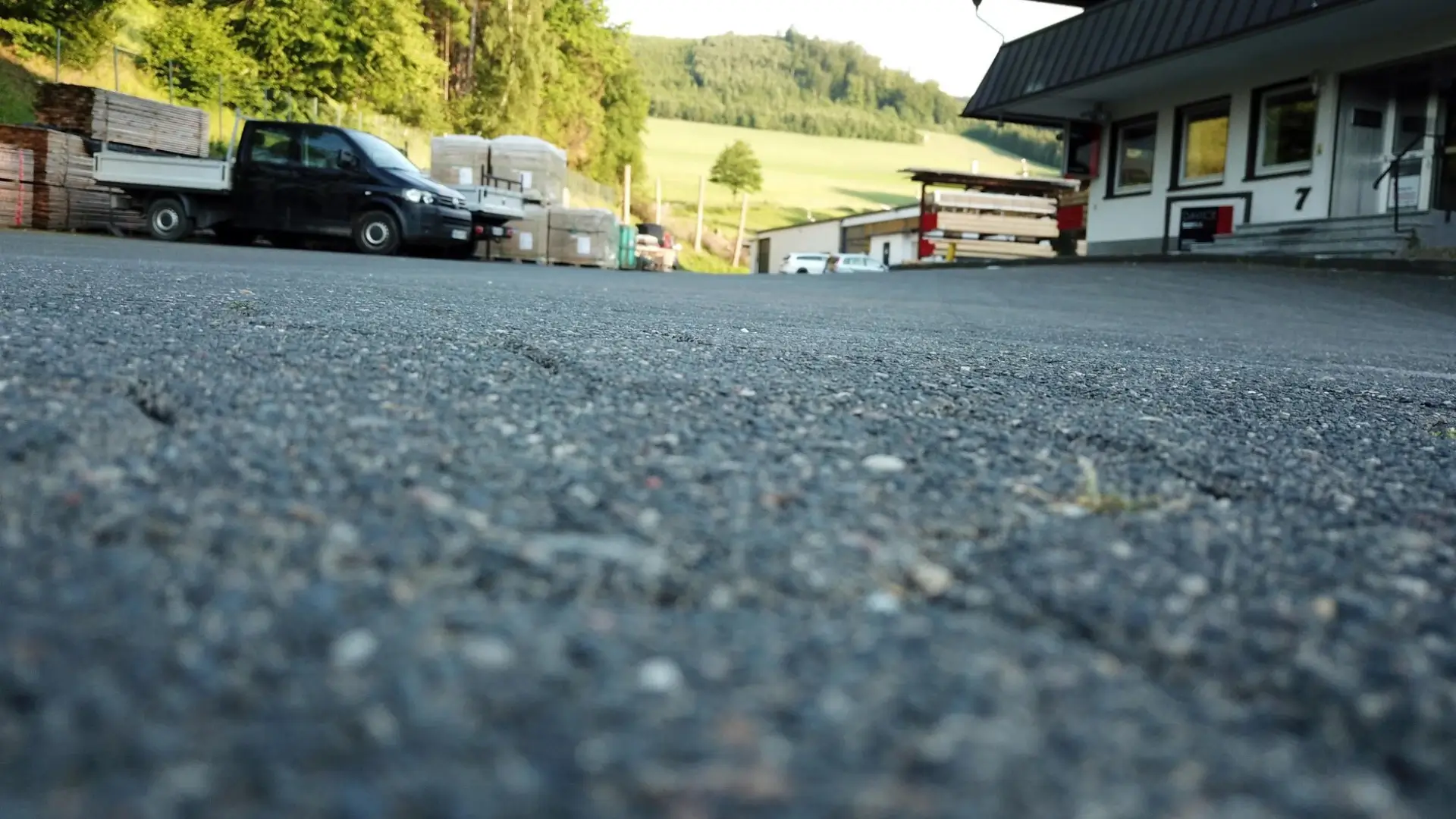 STR Immobilien - Außengelände Straßenperspektive