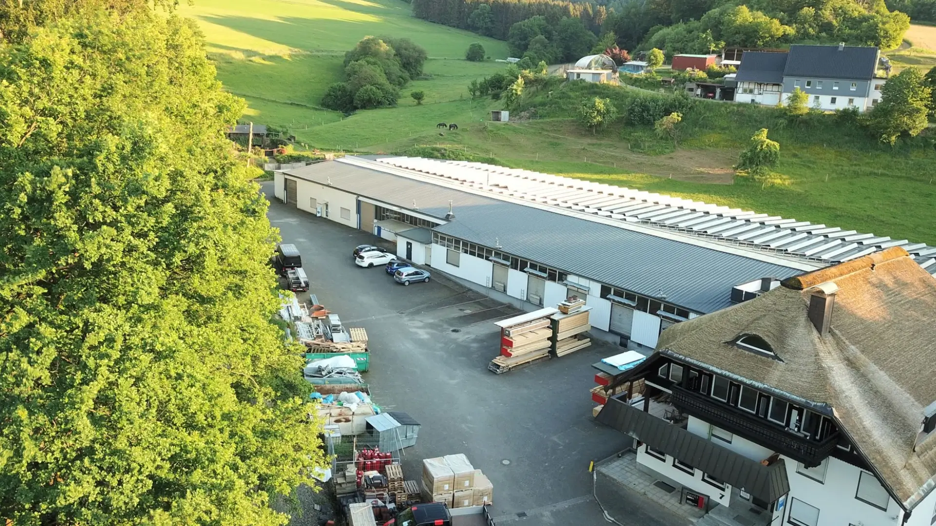 STR Immobilien - Außengelände Vogelperspektive frontal